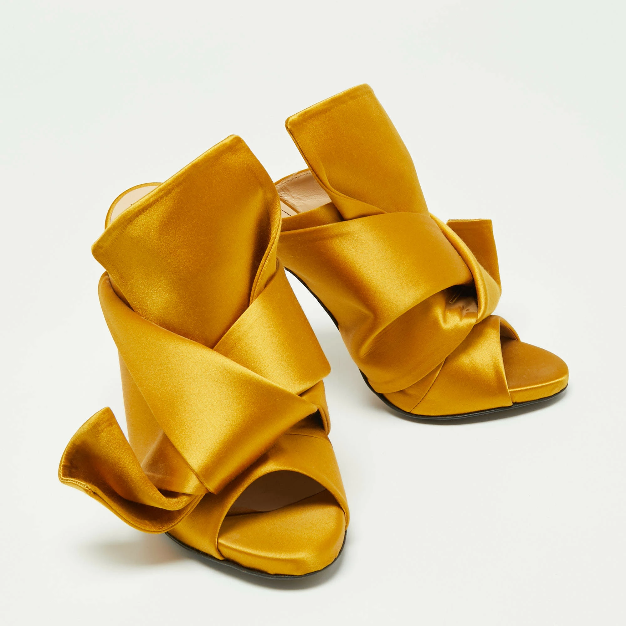 N21 N°21 Mustard Pleated Satin Ronny Mules Size 37 Women Sandals N21 N°21 Mustard Pleated Satin Ronny Mules Size 37 Women Sandals -N21shop luxury women n21 used shoes p670415 005