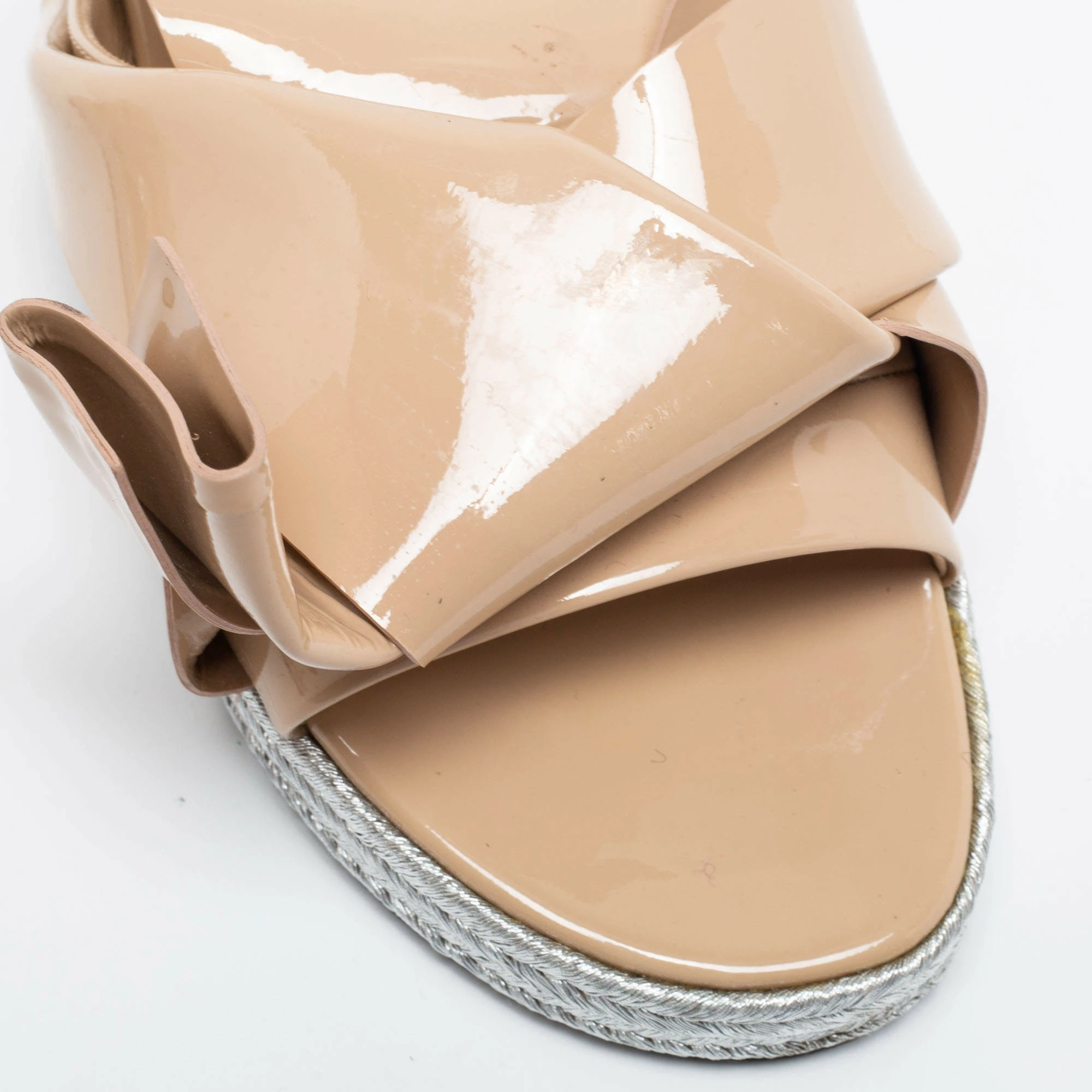 N21 N°21 Beige Patent Leather Knotted Flat Slides Size 38 Women Sandals N21 N°21 Beige Patent Leather Knotted Flat Slides Size 38 Women Sandals -N21shop luxury women n21 used shoes p678411 004